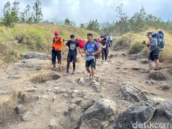 WN Prancis Terpeleset di Rinjani, Dievakuasi Pakai Tandu