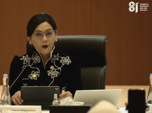 Ketua Dewan Komisioner Otoritas Jasa Keuangan (OJK) Friderica Widyasari Dewi, memberi pemaparan saat Konferensi pers terkait RAPBN & Nota Keuangan Tahun Anggaran 2027