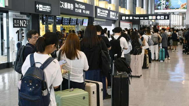 People stranded due to heavy rain crowd Narita International Airport in Narita, Chiba Prefecture, Japan, August 14, 2026. Kyodo/via REUTERS ATTENTION EDITORS - THIS IMAGE WAS PROVIDED BY A THIRD PARTY. MANDATORY CREDIT. JAPAN OUT. NO COMMERCIAL OR ED