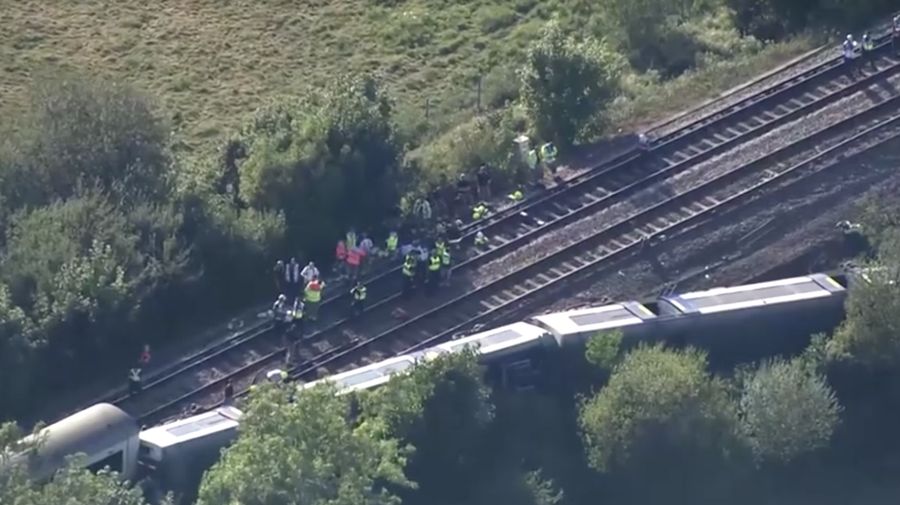 Sebuah kereta penumpang tergelincir di dekat Lewes di Inggris tenggara, Kamis (13/8/2026). (Tangkapan Layar Video/REUTERS)