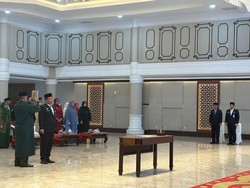 Gubsu Bobby Lantik Timur Tumanggor Jadi Pj Sekda Gantikan Sulaiman Harahap