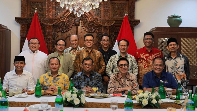 Sejumlah sekretaris jenderal (sekjen) partai koalisi pemerintah berkumpul malam sehari jelang pelaksanaan sidang bersama tahunan MPR 2026 yang menjadi rangkaian HUT ke-81 RI, Kamis (13/8).