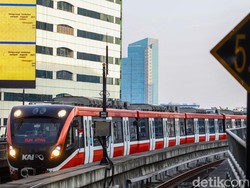 LRT Jabodebek Gangguan, Penumpang Dialihkan di Cawang
