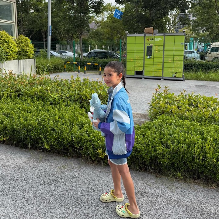 <p>Sera baru saja mengikuti kejuaraan <em>gymnastic</em> di Shanghai, China. Selama mengikuti kompertisi, Sera ditemani oleh keluarganya. "Liburan kali ini, kami pergi ke Shanghai untuk kompetisi senam ketiga Sera," tulis Yasmine di akun Instagram miliknya. (Foto: Instagram: @yaswilblood)</p>