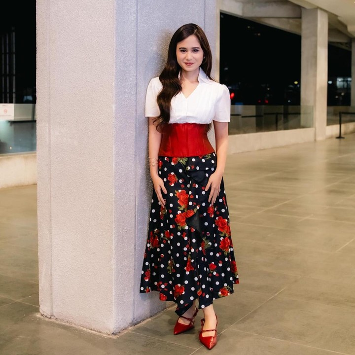 <p>Siap dengan gaya yang anggun dengan busana merah-putih? Perpaduan blouse putih dan rok corak bisa menjadi pilihan. Jika ingin menegaskan warna merahnya bisa menambah korset sebagai luaran yang atraktif seperti gaya Tissa kali ini.&nbsp;(Foto: Instagram @tissabiani)</p>