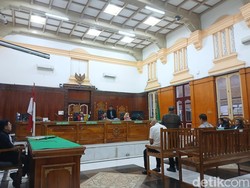 Malu Jadi Tersangka Korupsi, Eks Kadisdik Tebing Tinggi Nangis di Sidang