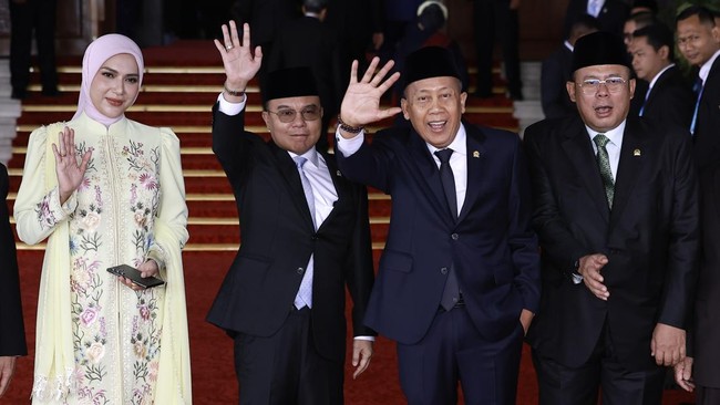Wakil Ketua DPR Sufmi Dasco Ahmad (kedua kiri), Sari Yuliati (kiri), Saan Mustopa (kedua kanan), dan Cucun Ahmad Syamsurijal menyapa wartawan saat menghadiri Sidang Tahunan MPR RI dan Sidang Bersama DPR RI dan DPD RI Tahun 2026 di Kompleks Parlemen,
