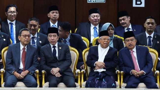 Former Indonesian Vice President Boediono speaks with Former Indonesian President Joko Widodo while sitting next to former Indonesian Vice Presidents Ma'ruf Amin and Jusuf Kalla, on the day Indonesian President Prabowo Subianto is set to deliver a sp