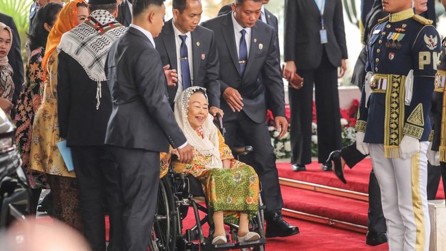 Istri Presiden keempat RI Abdurrahman Wahid, Sinta Nuriyah Wahid (tengah), tiba untuk menghadiri Sidang Tahunan MPR RI serta Sidang Bersama DPR RI dan DPD RI Tahun 2026 di Gedung Nusantara, Kompleks Parlemen, Senayan, Jakarta, Jumat (14/8/2026). ANTA