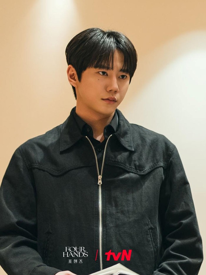 Lee Jun Young akan berperan sebagai Choi Jeong Yo di Four Hands, Two Sonatas. Ia mengungkap bahwa alasannya memilih membintangi drama ini adalah karena ia ingin menantang diri sendiri dan mengeksplorasi karier aktingnya lebih dalam lagi.