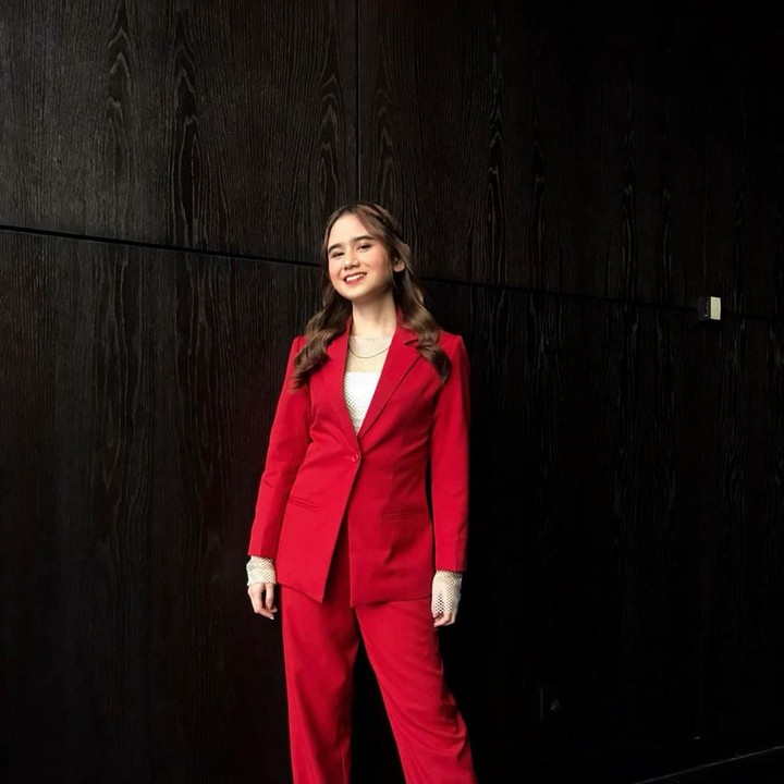 <p>Tampil elegan dengan pilihan blazer suit. Cukup tambahkan kaus atau blouse putih di dalamnya jika ingin menambah sentuhan kasual seperti Tissa.&nbsp;(Foto: Instagram @tissabiani)</p>