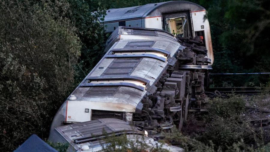 Tampilan kereta nan terguling setelah kereta penumpang jasa Southern tergelincir di dekat Lewes, Inggris tenggara, Kamis (13/8/2026). (REUTERS/Toby Shepheard)