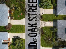 The End of Oak Street: Dinosaurus Masuk Perumahan