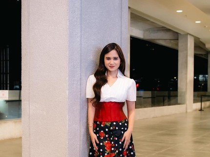 5 Ide Outfit Warna Merah Putih ala Tissa Biani, Formal hingga Kasual
