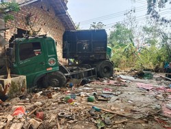 Truk Tabrak Rumah di OKU Timur, 2 Penghuni Luka-luka