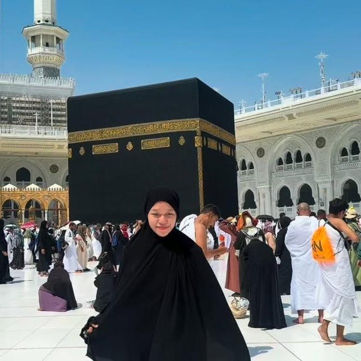 <p>Artis Ummi Quary baru-baru ini terbang ke Tanah Suci untuk menunaikan ibadah umrah. Ummi membagikan beberapa foto-foto perjalanan umrahnya di media sosial. Perempuan 25 tahun ini juga membagikan potret saat berada di depan Ka'bah, di Mekkah, Arab Saudi. (Foto: Instagram @ummi_quary)</p>