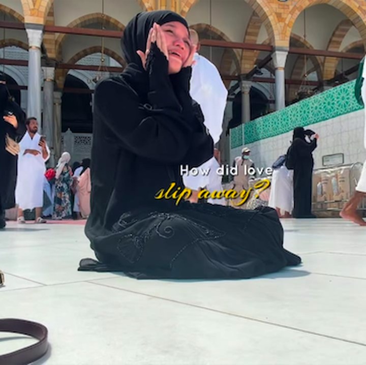 <p>Ummi juga sempat mengunggah momen saat duduk di depan Ka'bah. Sambil bersimpuh, Ummi terlihat mengusap air mata di wajahnya. Ummi tampaknya tak kuasa menahan tangis karena bisa berkunjung kembali ke Tanah Suci. (Foto: Instagram @ummi_quary)</p>