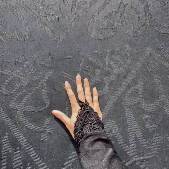 <p>Di perjalanan umrah kali ini, Ummi mengaku bahagia karena bisa memegang Ka'bah. Ummi sempat berserah untuk bisa dipermudah memegang bangunan suci berbentuk kubus yang terletak di tengah Masjidilharam itu. "Ya Allah, rasa ancur sakit saya yg ga pernah saya ceritain ke siapa pun, jika hadiahnya selalu dipermudah mencium dan memgang kabbah mu, <em>inshaAllah</em> ikhlas ya Allah. Dibolehin lagi pegang kabbah," tullisnya di Instagram. (Foto: Instagram @ummi_quary)</p>