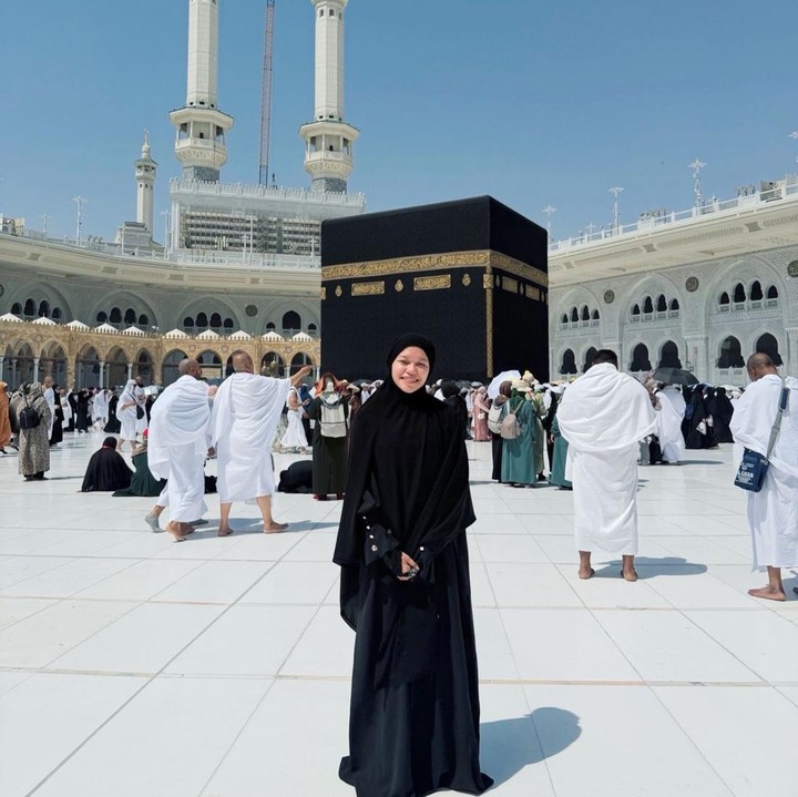 <p>Melalui unggahan ini, Ummi juga mengungkap perasaannya&nbsp;bisa kembali ke Tanah Suci untuk menunaikan ibadah umrah. "<em>MasyaAllah</em>, Terimakasih ya Allah. Umroh kali ini bener bener jadi perjalanan dimana banyak perasaan sakit, sedih, hancur nya sebagai manusia. Rasa nya tenang banget bisa ngadu langsung ke yang punya se isi dunia ini. Ya Allah semoga di undang lagi dan di rindukan lagi untuk datang," ungkap Ummi. (Foto: Instagram @ummi_quary)</p>