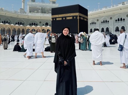 Potret Ummi Quary Umrah, Menangis hingga Bahagia Bisa Pegang Ka'bah