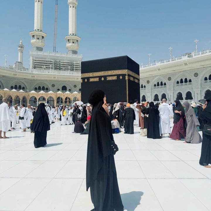 <p>Dalam satu potret, Ummi tampak berdiri di depan Ka'bah sambil mengenakan baju muslim berwarna hitam. Perempuan bernama lengkap Ummi Kulsum Qotrun Nada ini tampak memandang Ka'bah yang dipenuhi banyak orang. (Foto: Instagram @ummi_quary)</p>