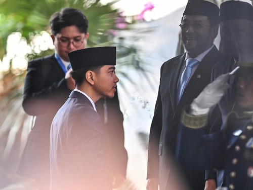 Wakil Presiden Gibran Rakabuming Raka (kiri) tiba untuk menghadiri Sidang Tahunan MPR RI dan Sidang bersama DPR dan DPD RI tahun 2026 di Gedung Nusantara, Kompleks Parlemen, Senayan, Jakarta, Jumat (14/8/2026). ANTARA FOTO/Asprilla Dwi Adha/kye