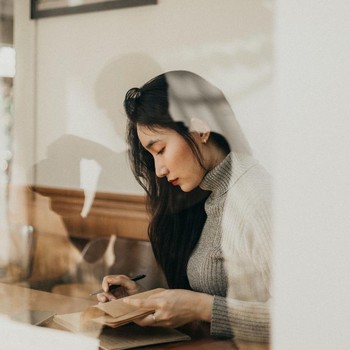 10 Prompts Gratitude Journal untuk Melatihmu Bersyukur Setiap Hari
