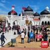 Ribuan massa yang memadati Masjid Raya Baiturrahman Banda Aceh untuk memperingati hari damai Aceh ke 21 bentrok dengan aparat TNI  Polri, Sabtu (15/8).