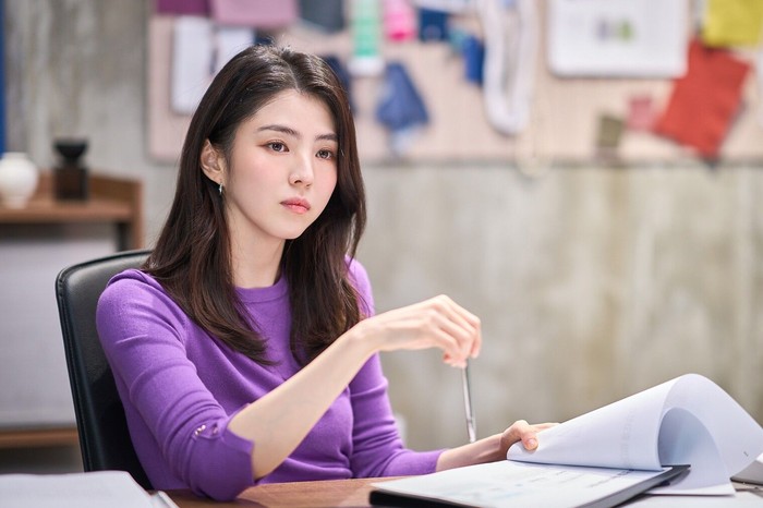 Beda dari karakter-karakter sebelumnya, Han So Hee kali ini tampil lebih mature. Sun Woo dikenal punya selera tinggi, insting bisnis kuat, dan ambisi besar untuk mengembangkan perusahaan fashion miliknya. /Foto: warnerbros.korea