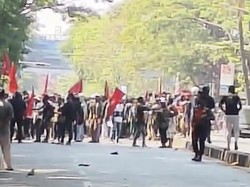 Demo Mahasiswa Papua di Makassar Diwarnai Kericuhan Usai Diadang Warga