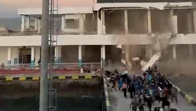 Detik-detik Pelabuhan Laurentius Say Maumere Runtuh Diguncang Gempa M7