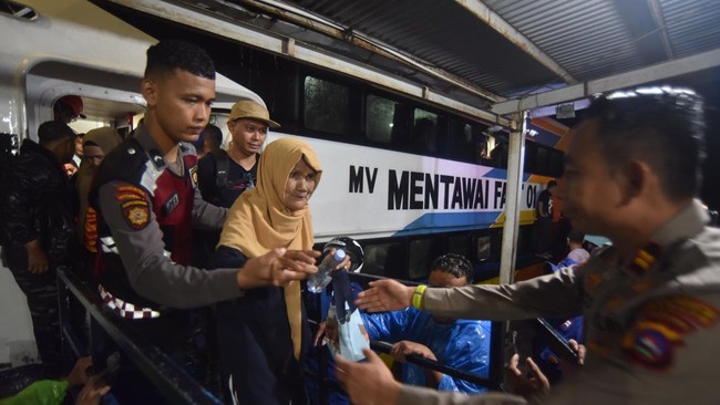 Terseret Ombak Besar Kapal Mentawai Fast Kandas di Padang