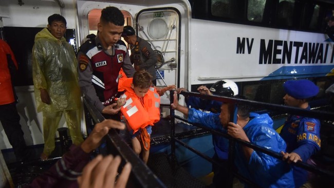 Terseret Ombak Besar Kapal Mentawai Fast Kandas di Padang