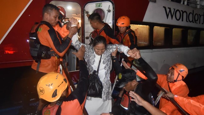 Terseret Ombak Besar Kapal Mentawai Fast Kandas di Padang