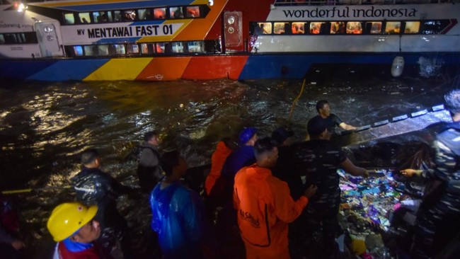 Terseret Ombak Besar Kapal Mentawai Fast Kandas di Padang