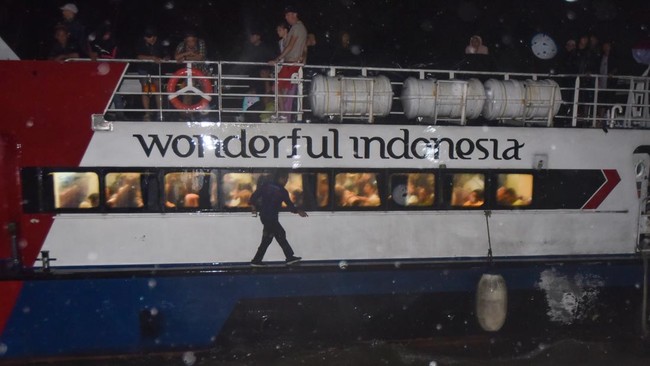 Terseret Ombak Besar Kapal Mentawai Fast Kandas di Padang