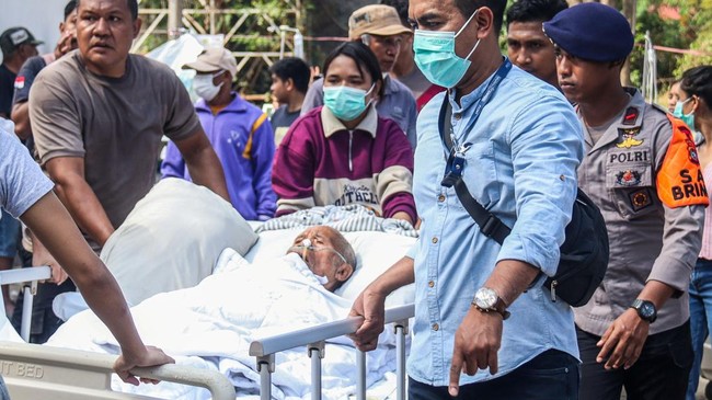 Evakuasi Pasien Rumah Sakit Terdampak Gempa NTT