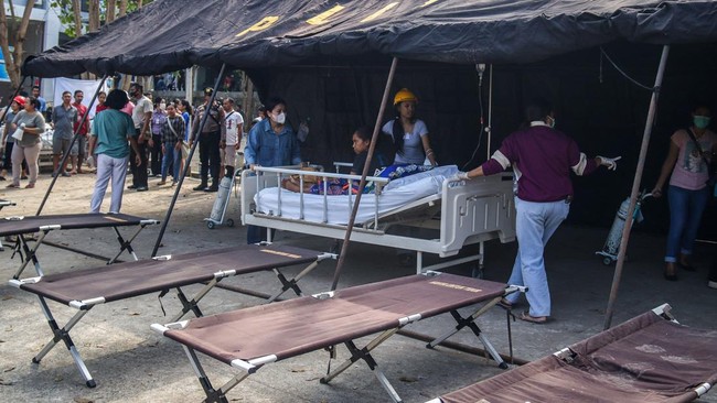 Evakuasi Pasien Rumah Sakit Terdampak Gempa NTT