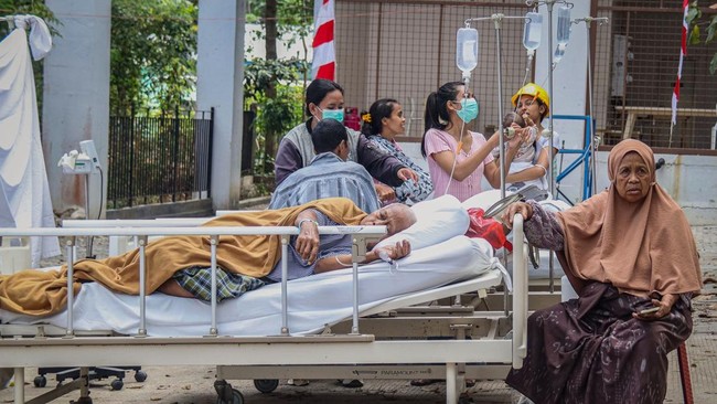Evakuasi Pasien Rumah Sakit Terdampak Gempa NTT