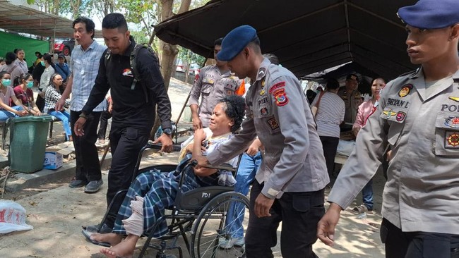 Evakuasi Pasien Rumah Sakit Terdampak Gempa NTT