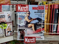Macron Dikecam Gegara Foto Berlibur Saat Prancis Kebakaran Hutan