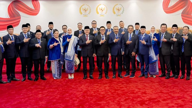 Ketum dan Sekjen PAN bersama anggota fraksi PAN di DPR RI, Jumat (14/8/2026).