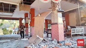 BMKG mencatat 37 gempa susulan setelah gempa M7,7 di NTT. Warga diimbau waspada dan tidak memasuki bangunan rusak.