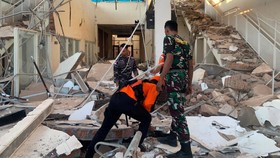 Data BNPB hingga Sabtu siang (15/8) menyebut 14 orang jadi korban jiwa dalam peristiwa gempa magnitudo 7 yang mengguncang NTT.