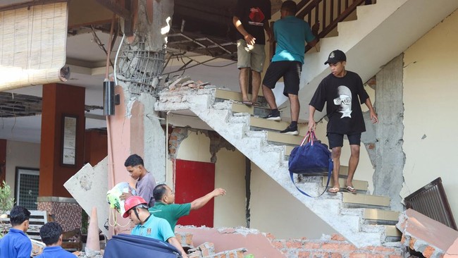 People evacuate from a building collapse at Jayakarta hotel following an earthquake of magnitude 7.7, in Labuan Bajo, East Nusa Tenggara, Indonesia, August 15, 2026. REUTERS/Stringer