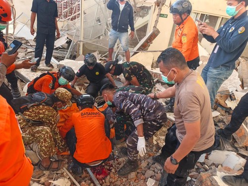 Masyarakat terdampak gempa bumi Magnitudo 7,7 yang mengguncang sekitar 30 kilometer timur laut Mbay, Kabupaten Nagekeo, Nusa Tenggara Timur (NTT), Sabtu (15/8/2026)