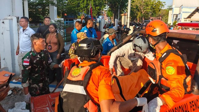 Tim SAR Gabungan terus mencari korban gempa NTT. Hingga kini, total sudah 90 korban dievakuasi baik tewas maupun luka-luka.