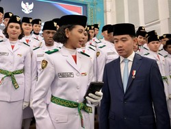 Haru Gladys Paskibraka dari Papua Tengah Video Call Ortu Didampingi Gibran