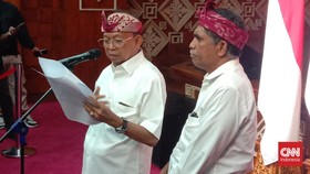 Gubernur Bali, Wayan Koster saat melakukan konferensi pers di Gedung Kertha Sabha, Jayasabha, Kota Denpasar, Jumat (14/9).