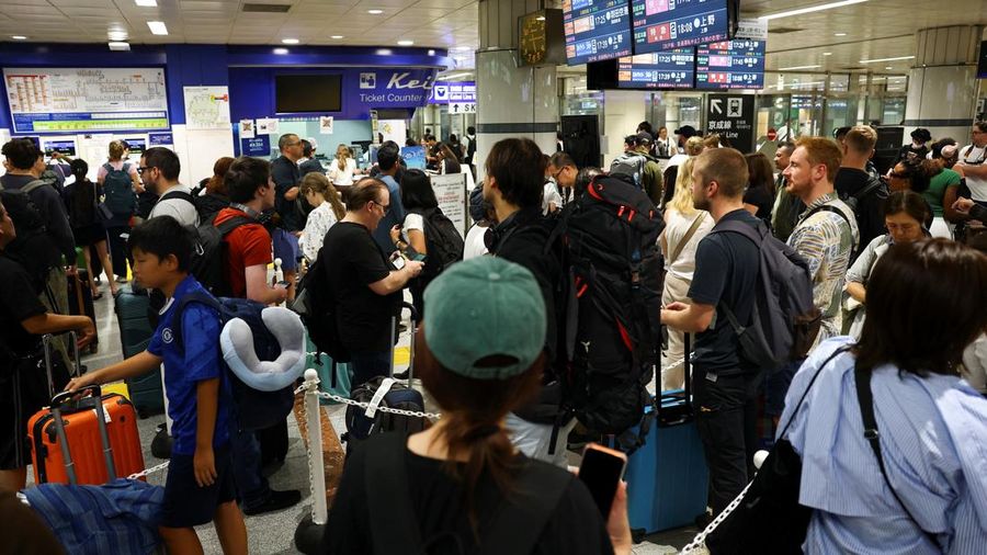 Hujan ekstrem menyebabkan ribuan orang terjebak di Bandara Internasional Narita, Chiba, Jepang, Jumat (14/8/2026). (REUTERS/Issei Kato)